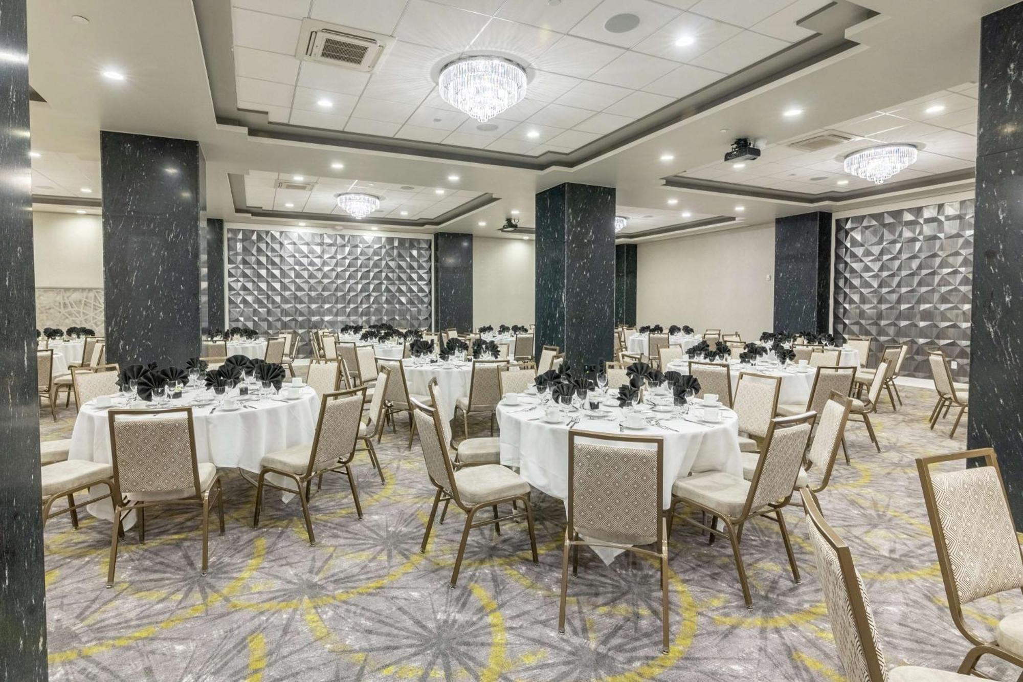 Hilton Garden Inn Wichita Downtown, Ks Bagian luar foto